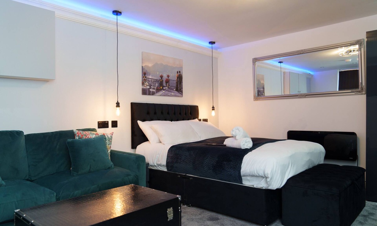 Harehills Apartment | Modern Studio Apartment near Leeds City Centre - sleep 3 people