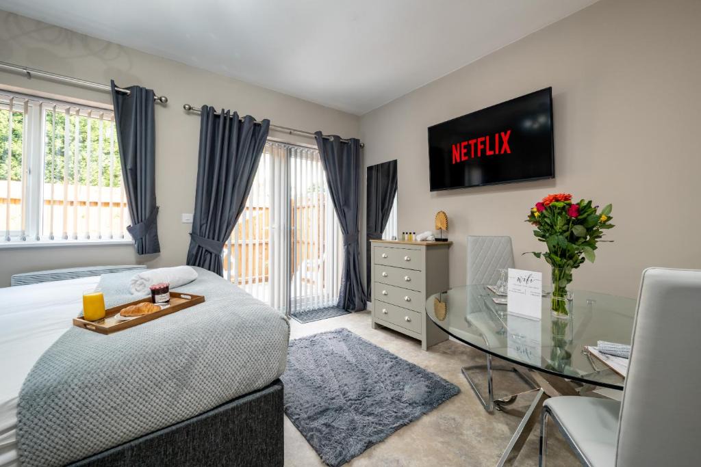 Barnt Green Apartment | Modern studio apartment - Close to the NEC, Airport, and Solihull Town - Parking
