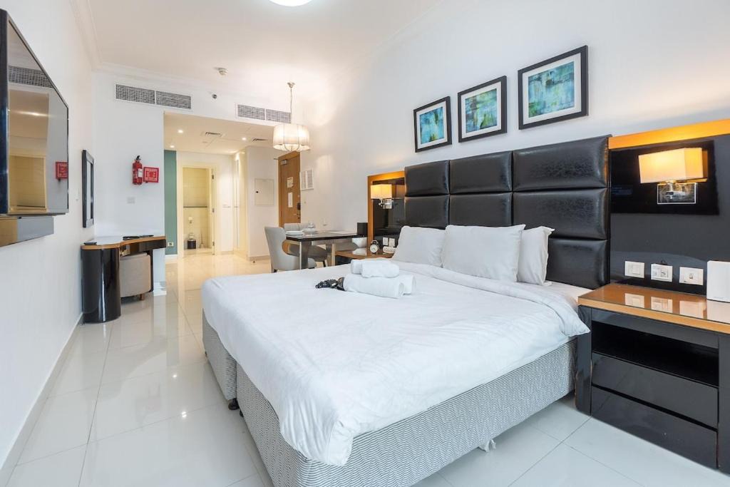 Business Bay Apartment | Modern Studio Apartment Perfect for Couple in Business Bay