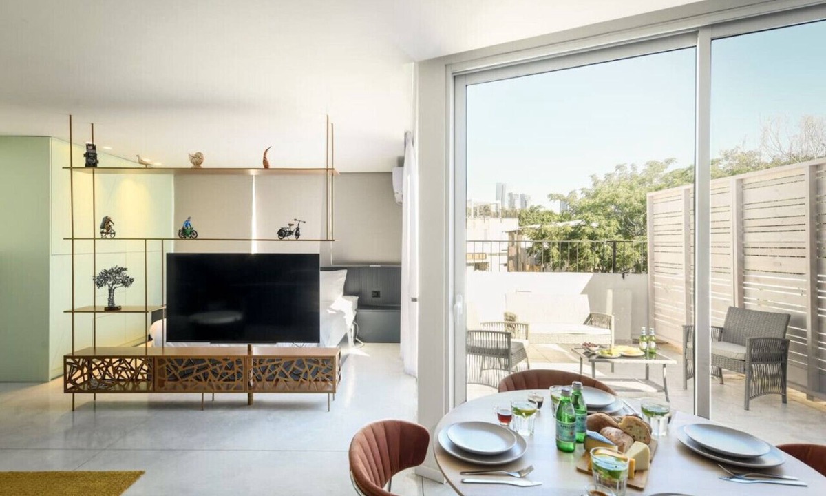 Tel Aviv City Center Apartment | Modern Studio Apt with Balcony