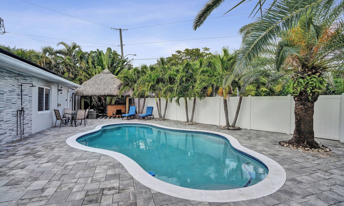 Coral Ridge House | Modern Studio blocks to the beach w/pool&Tiki Bar