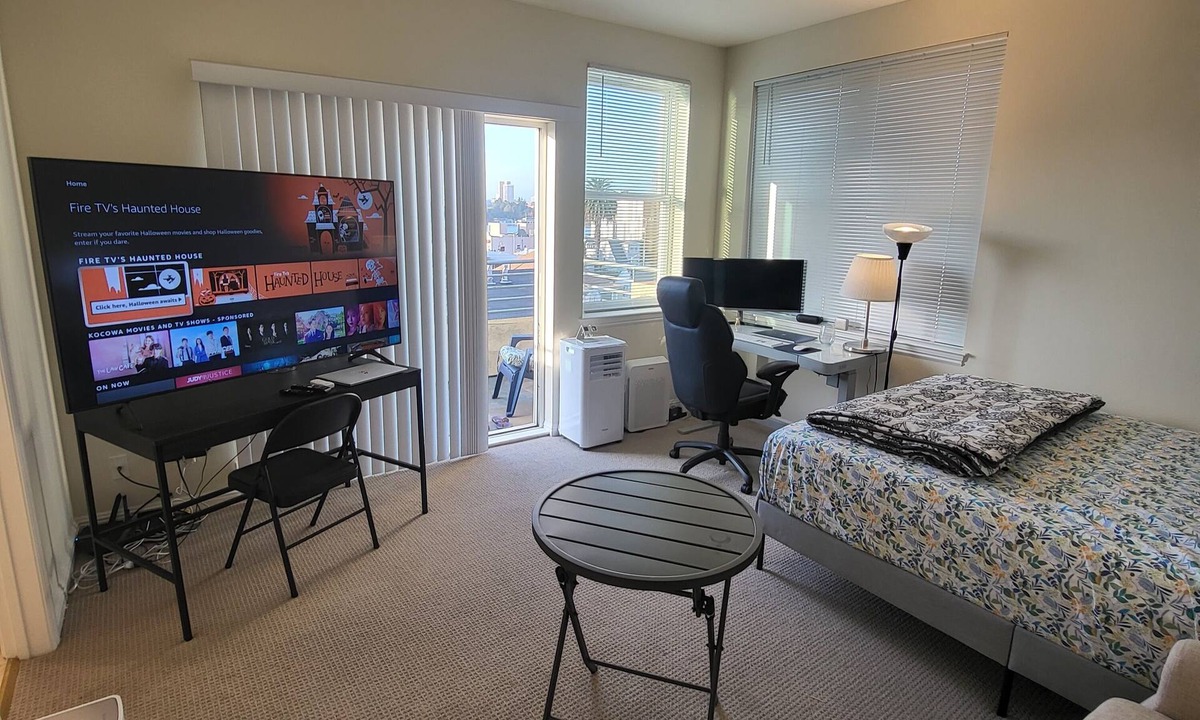 Oakland House | Modern Studio House near Lake Merritt View