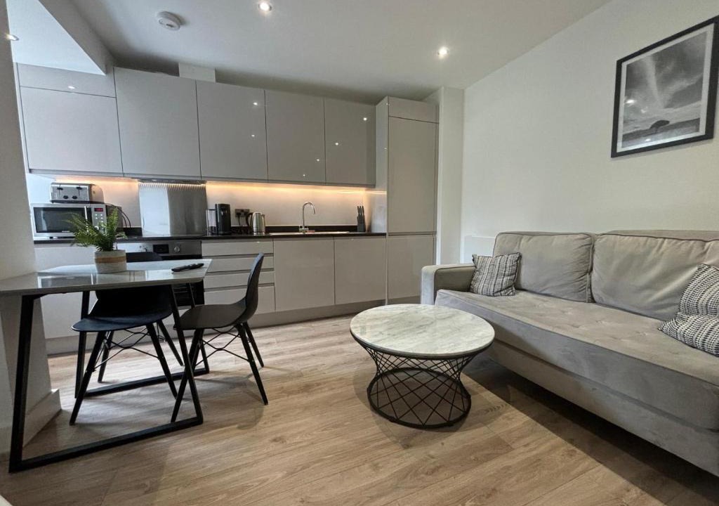 Barnt Green Apartment | Modern Studio in Central Solihull near NEC