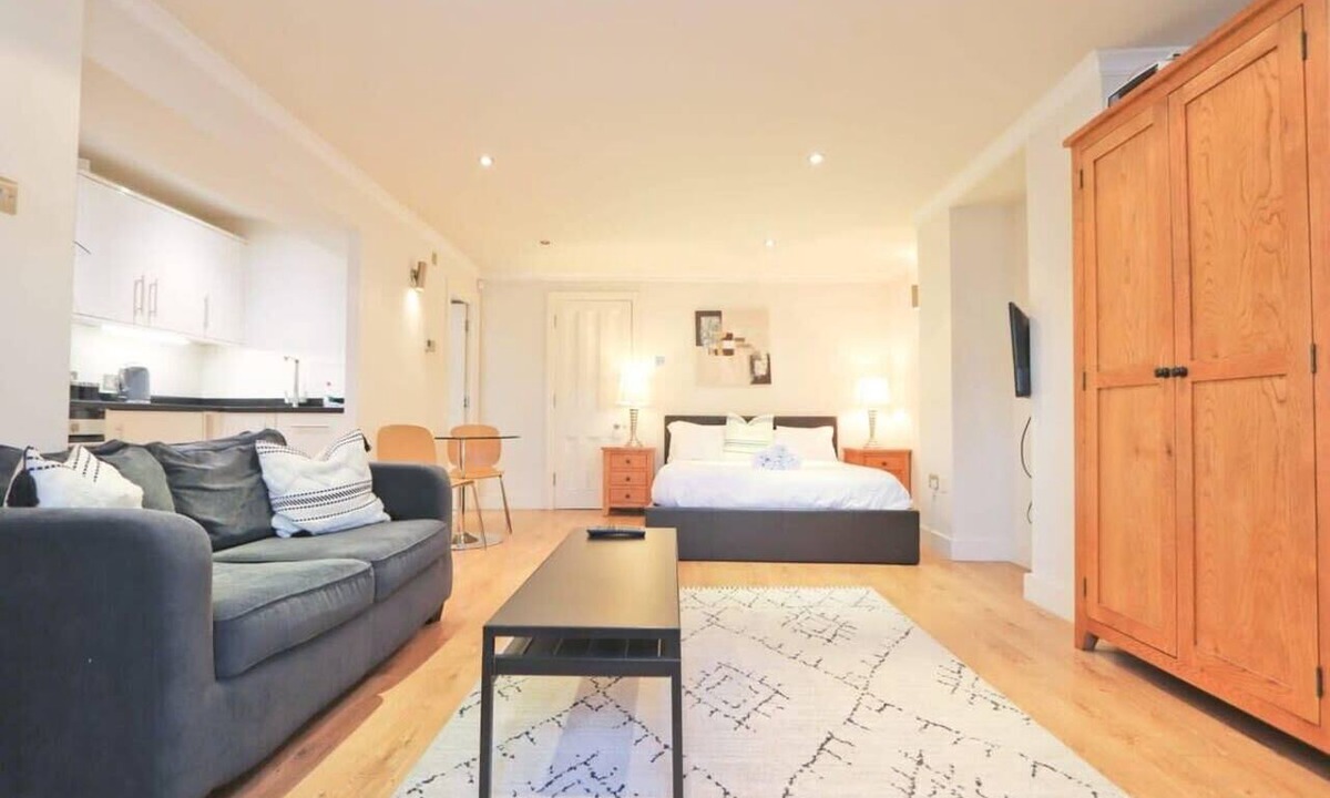 Clifton Apartment | Modern Studio in Desirable Clifton Area