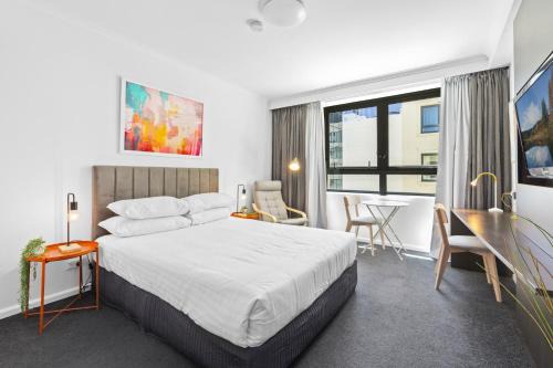 Parramatta Apartment | Modern Studio in Parramatta Pool AC Workspace