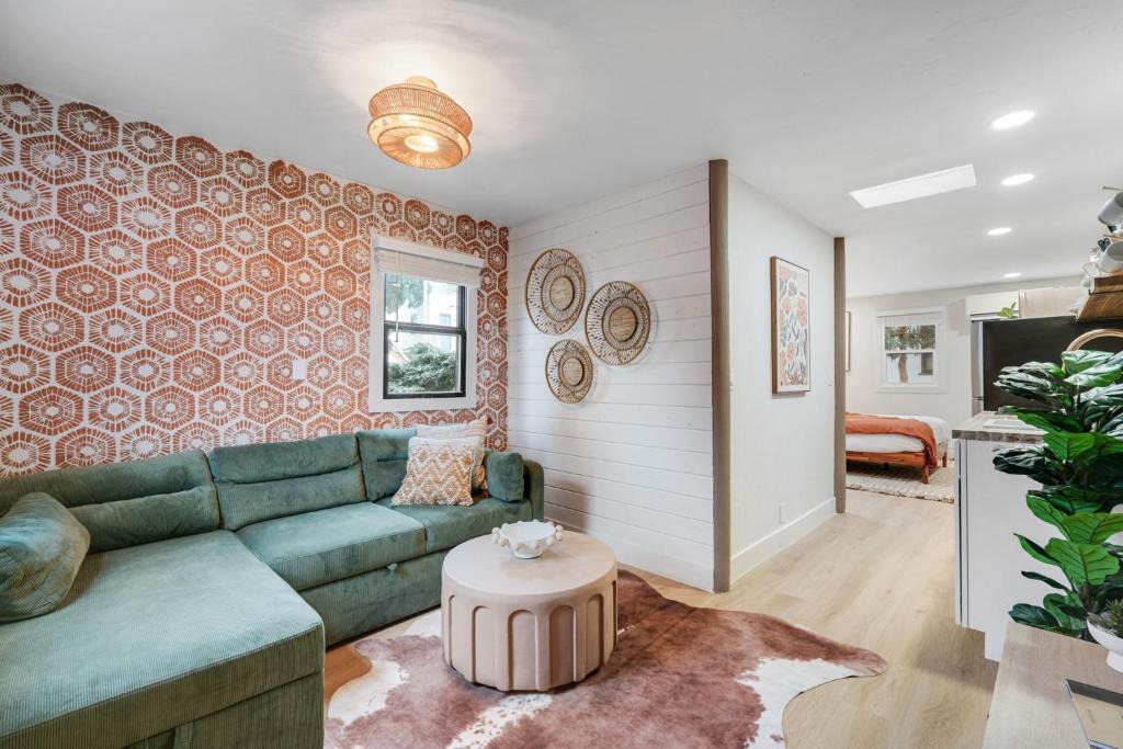 Manitou Springs Apartment | Modern Studio in Manitou Springs Walk Downtown