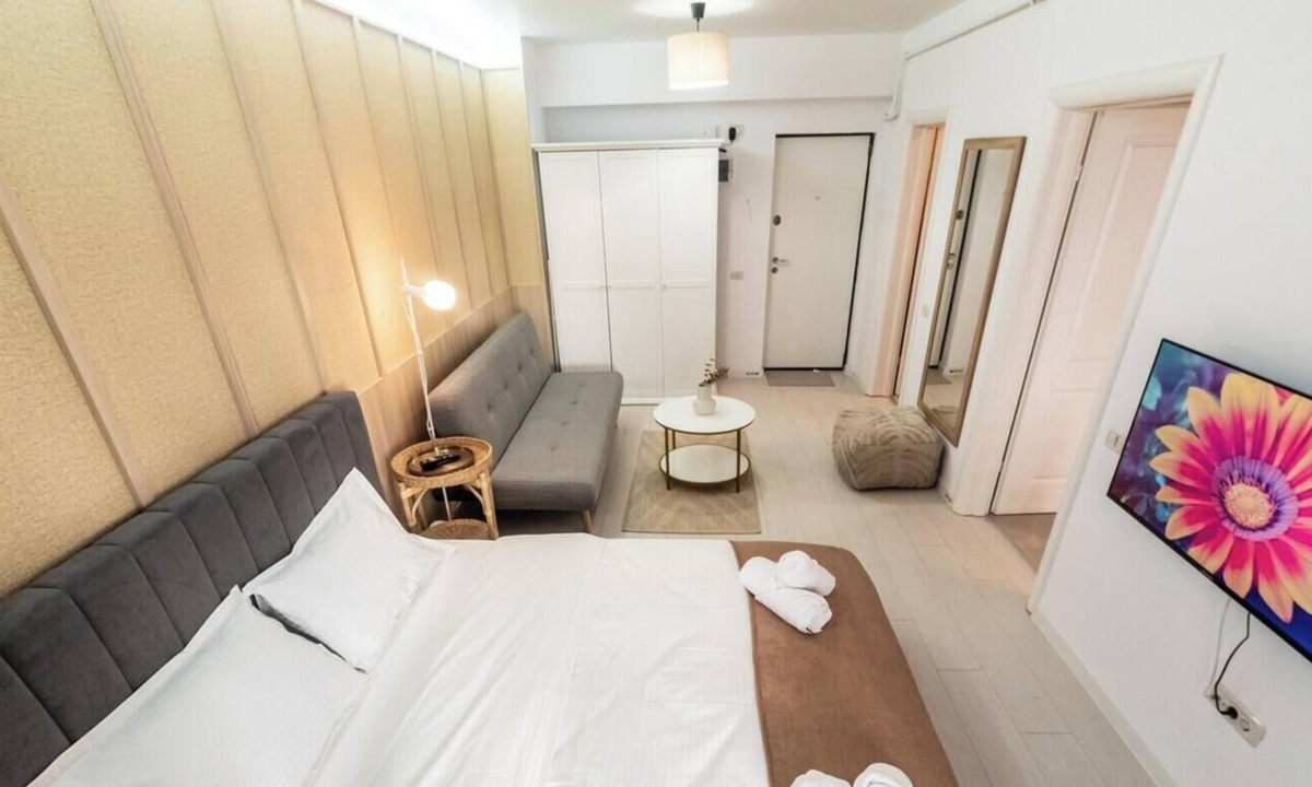 Sector 5 Apartment | Modern Studio near Liberty Mall