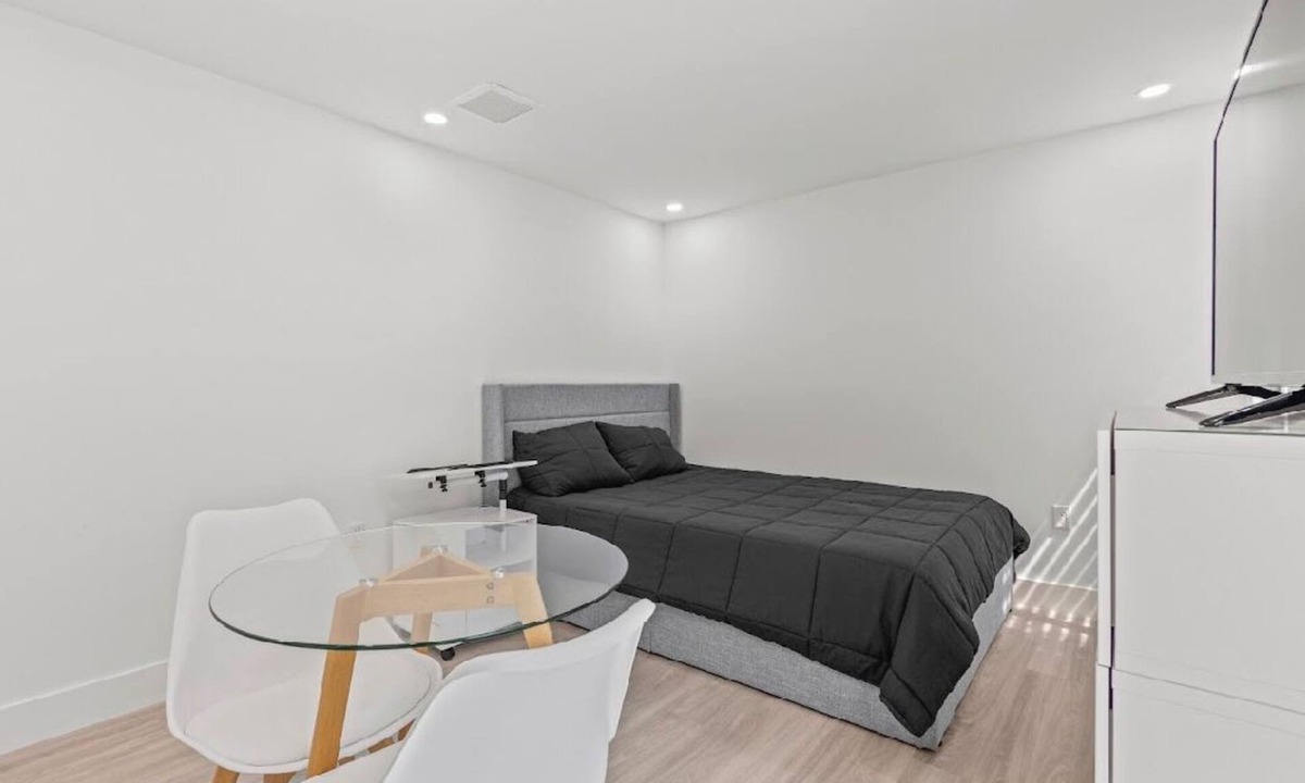 South Miami Apartment | Modern Studio Near shops and University of Miami