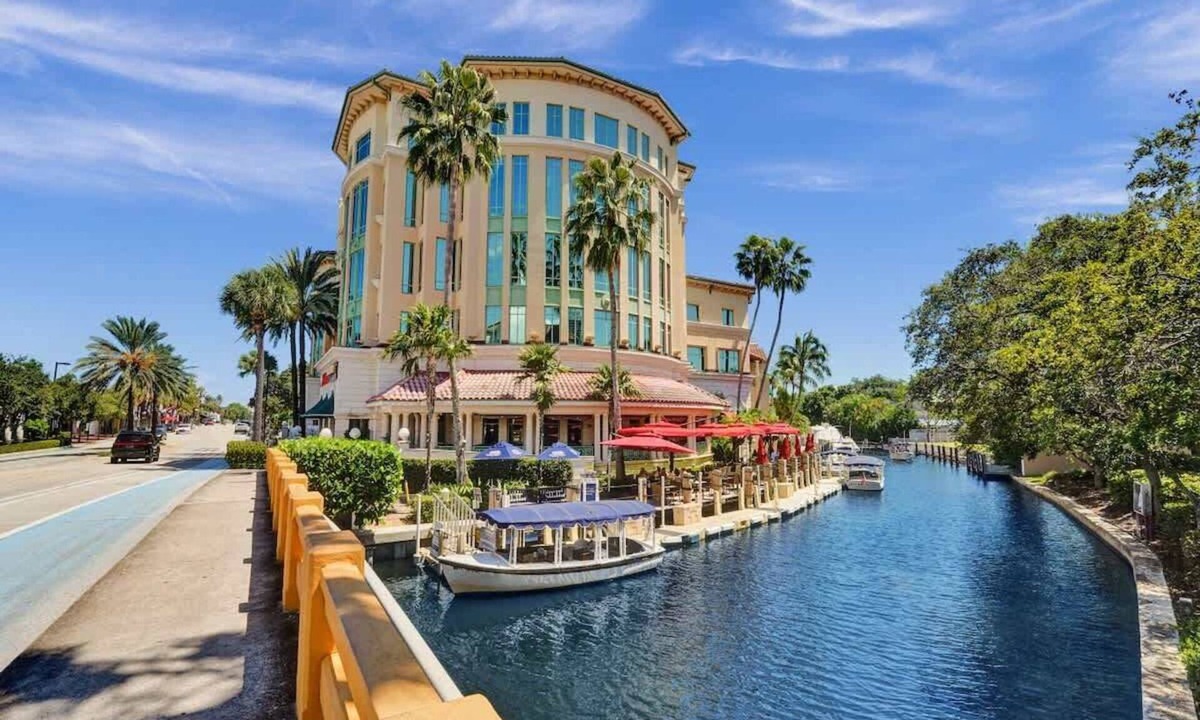 Hendricks and Venice Isles Apartment | Modern Studio on 2nd Floor Near Las Olas
