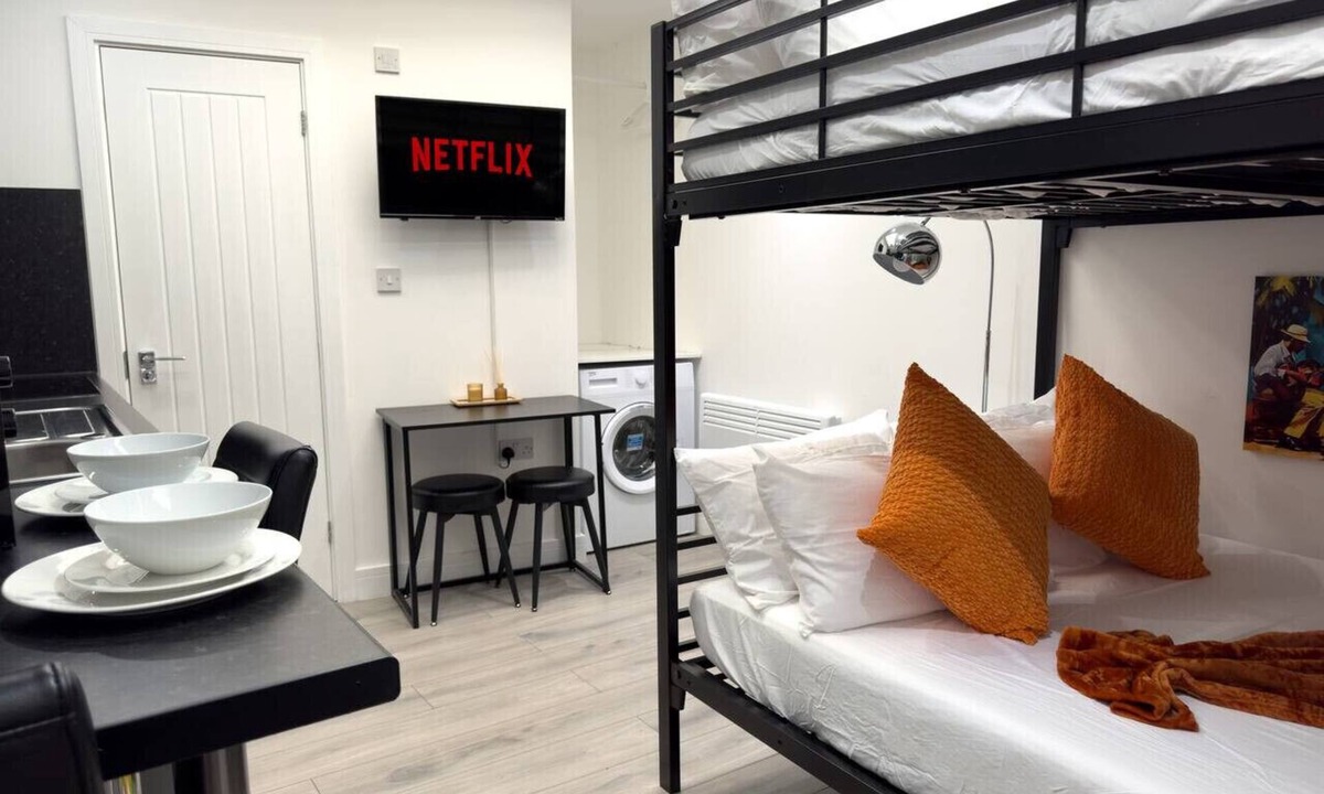Haringey Apartment | Modern Studio/Steps from the Piccadilly Line