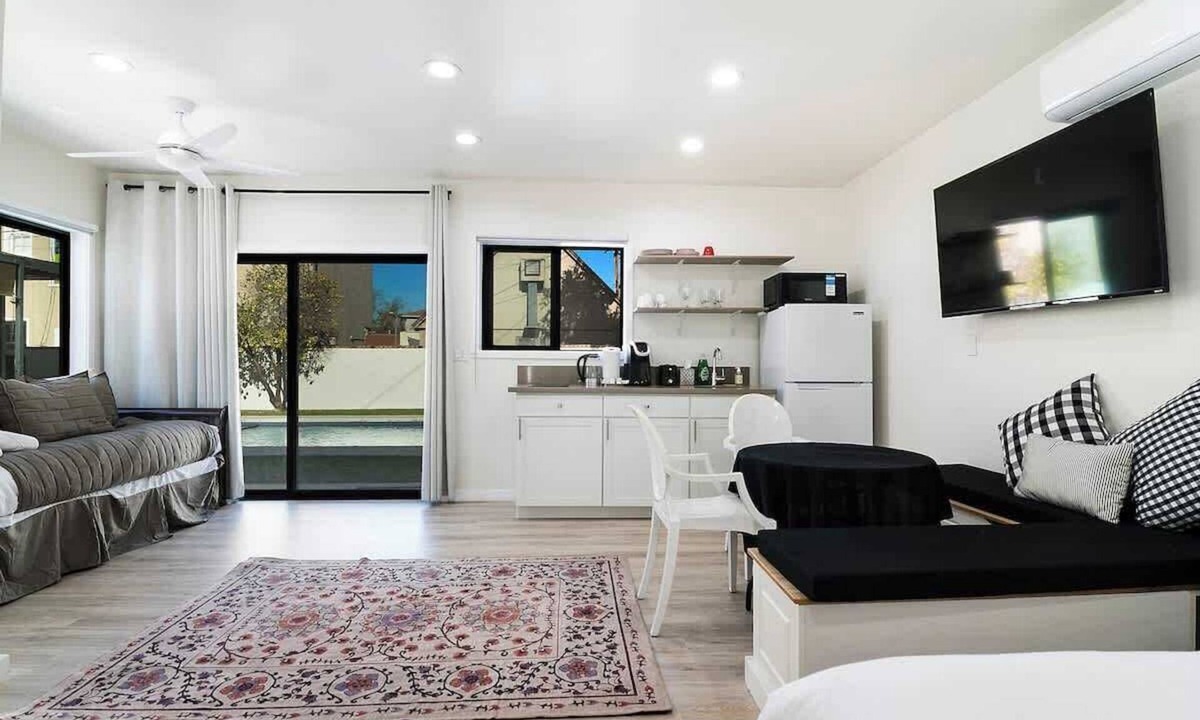 Greater Wilshire - Hancock Park Apartment | Modern Studio Suite w/Kitchen by Miracle Mile