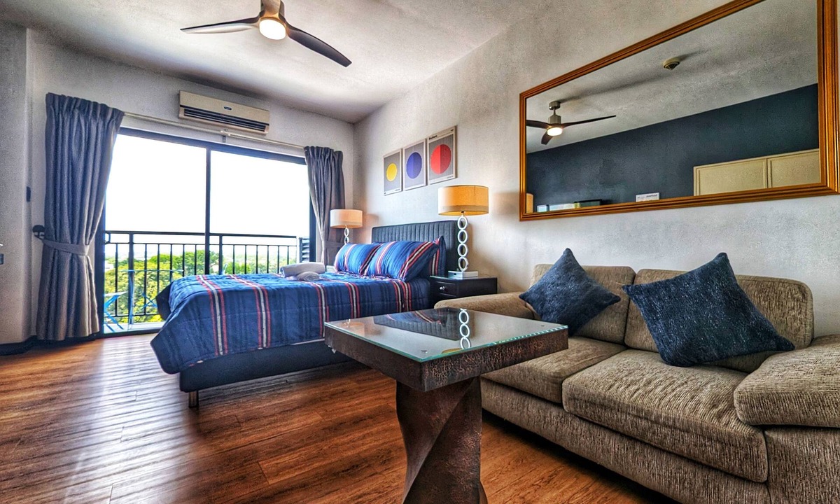 Clark Freeport Apartment | Modern Studio w/Rooftop Pool Near Clark
