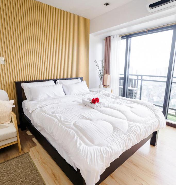 Downtown Apartment | Modern Studio with Balcony at Knightsbridge Residences, Poblacion Makati