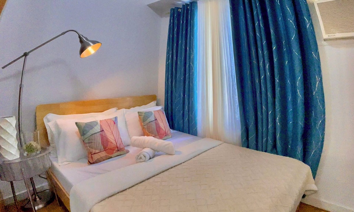 Ermita Condo | Modern Studio with Sunset View