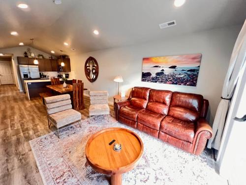Spokane Valley House | Modern Style KING bed Free Wi-Fi with Garage