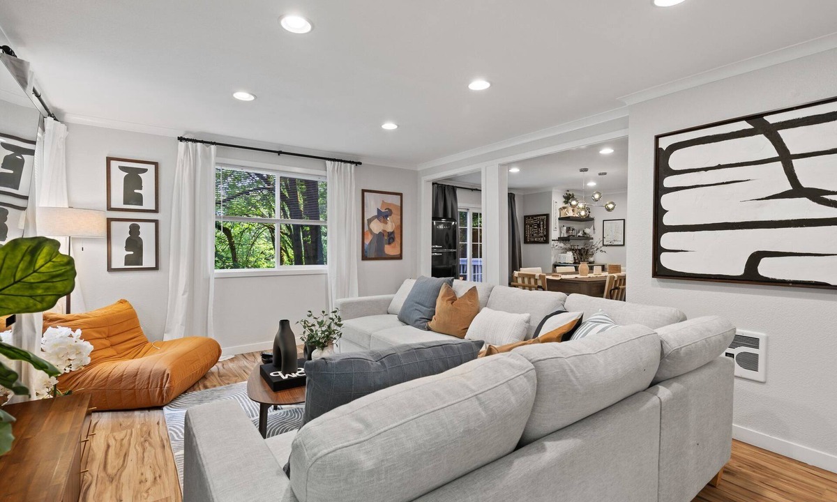 Somerset House | Modern & Stylish Bellevue Basement Suite - King Bed and Office 5 minutes to Mall
