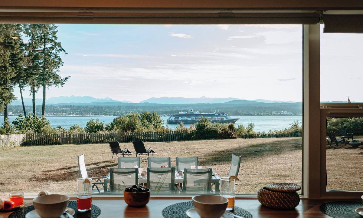 Quathiaski Cove House | Modern, stylish, 3-bdr home, large spaces with stunning ocean & mountain views