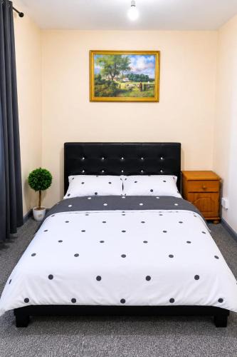 Wolverhampton House | Modern Stylish Double Room with TV & Fast Wi-Fi