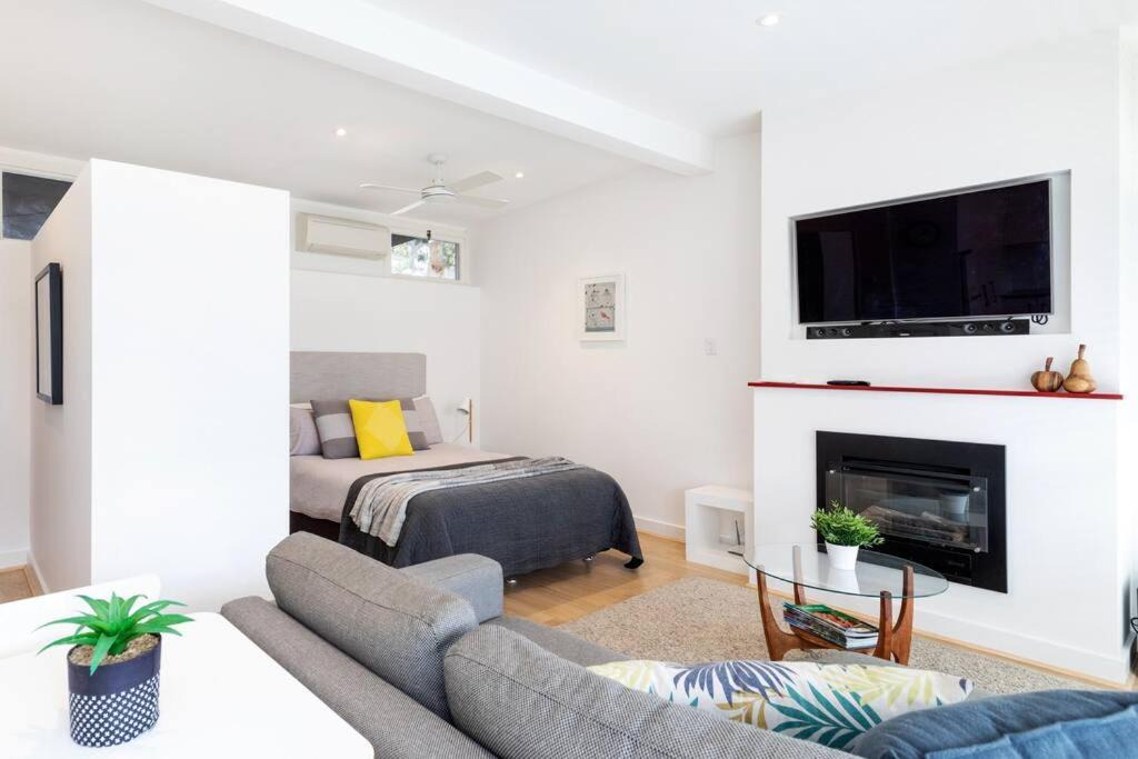 Hazelwood Park Apartment | Modern Stylish Self-contained Studio Apartment