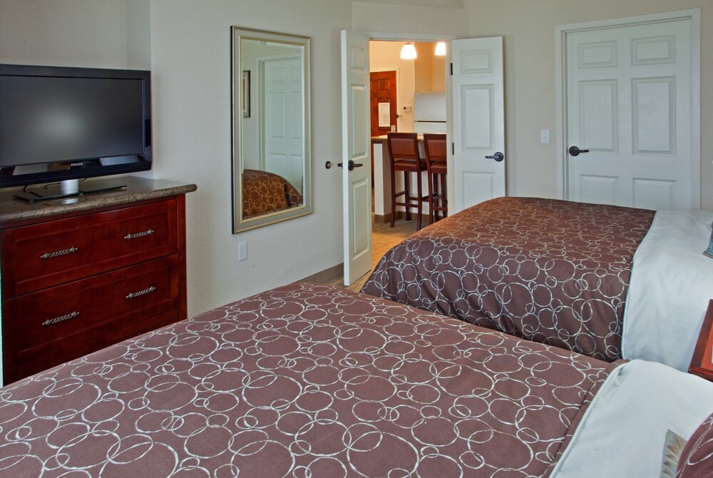 Webster Condo | Modern Suite | Free Breakfast + Outdoor Pool + Hot Tub