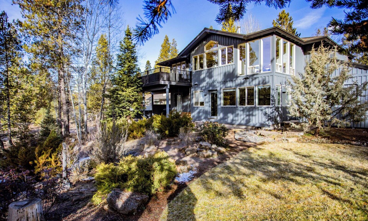Deer Park House | Modern Sunriver Luxury Home with Fenced Turf Pet Yard, Large Kids Room, SHARC !