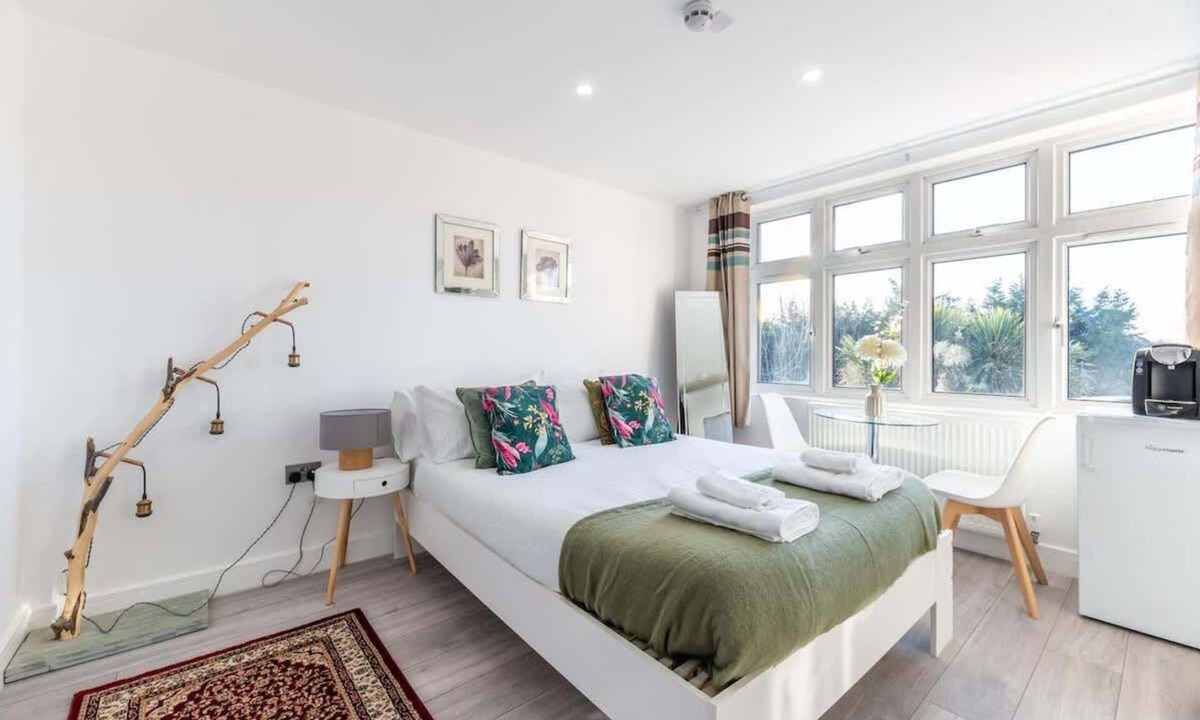 Epsom Condo | Modern Surrey Studio - Easy Access to London