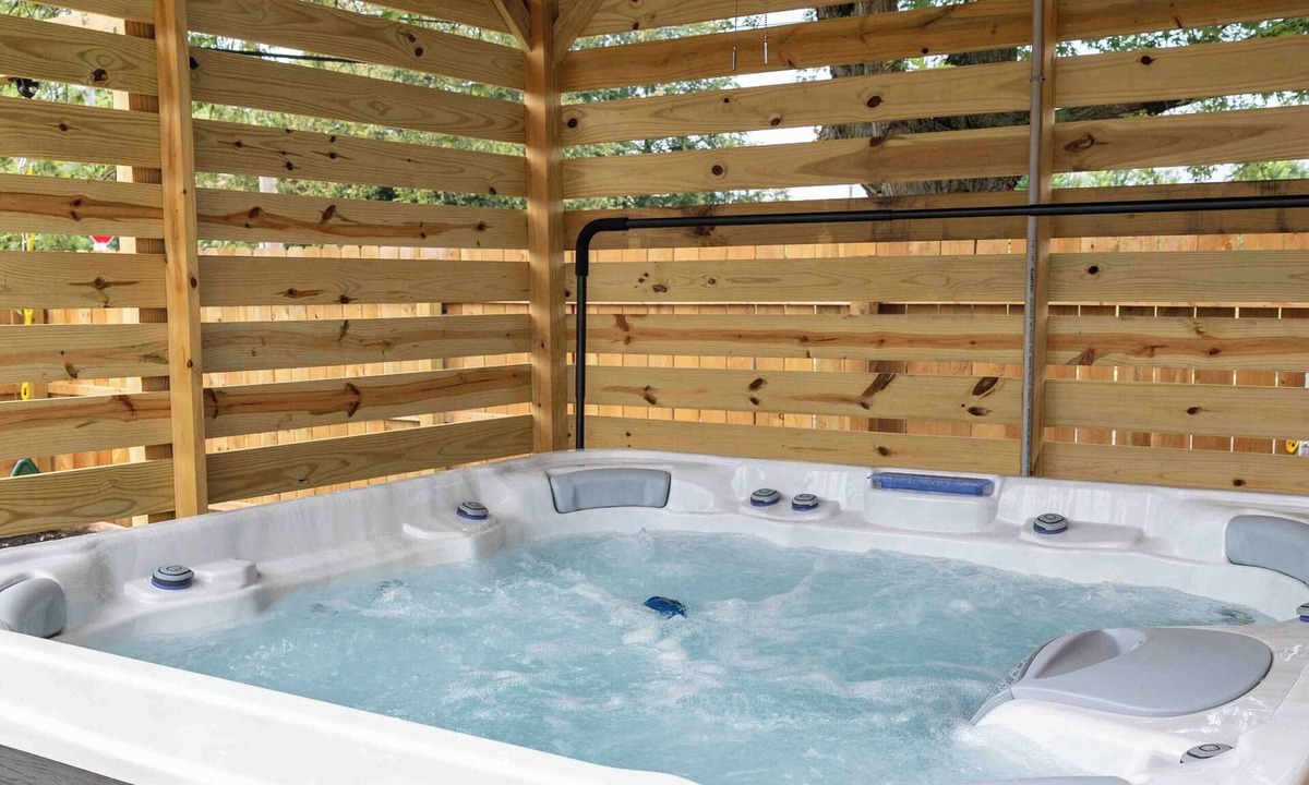 Hough House | Modern Swanky Baseball Home, King Beds, Hot Tub, BBQ Grill, 5 min to Cle Clinic