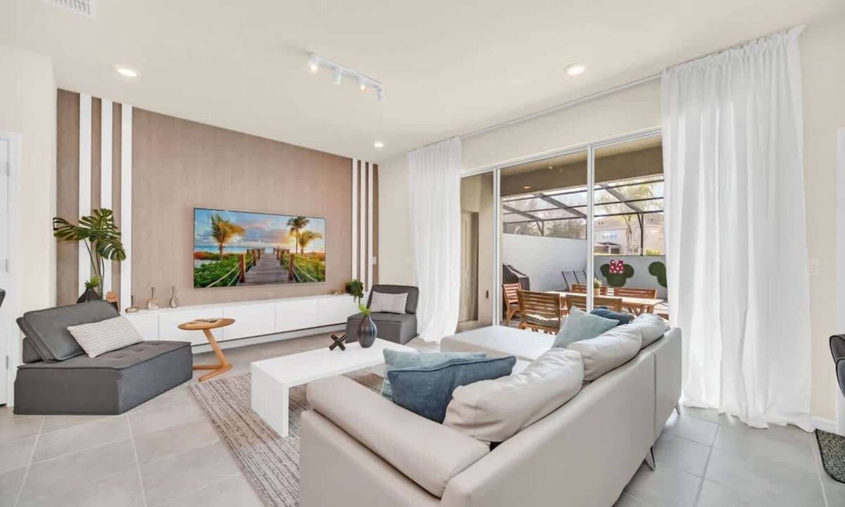 Loughman House | Modern & Tastefully Themed Home with Private pool