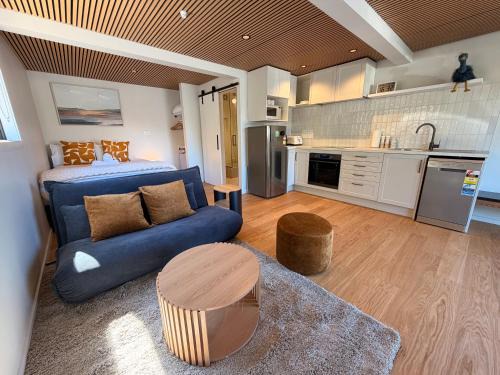 Fernhill Apartment | Modern Timber Retreat - 2 mins drive to Town