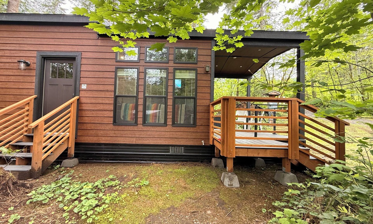 Ariel Cabin | Modern Tiny Home King Bed + 2 Queens in Loft Brand New & Stylish Retreat WiFi