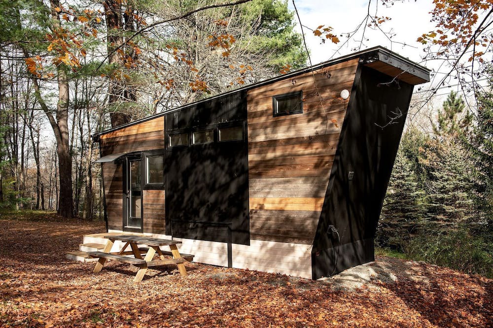 Woodridge Cabin | Modern Tiny House Surrounded by Nature near the Catskill Park for a Unique Glamping Experience in Woodridge, New York