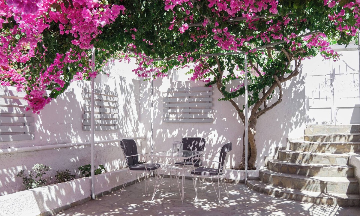 Messaria Apartment | Modern Traditional Cave Villa, Close to Fira, Port and Airport!