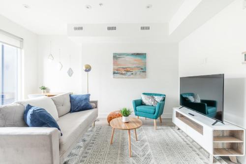 West Bend Hotel | Modern Unit Near High Park and Dundas - Westend Suites
