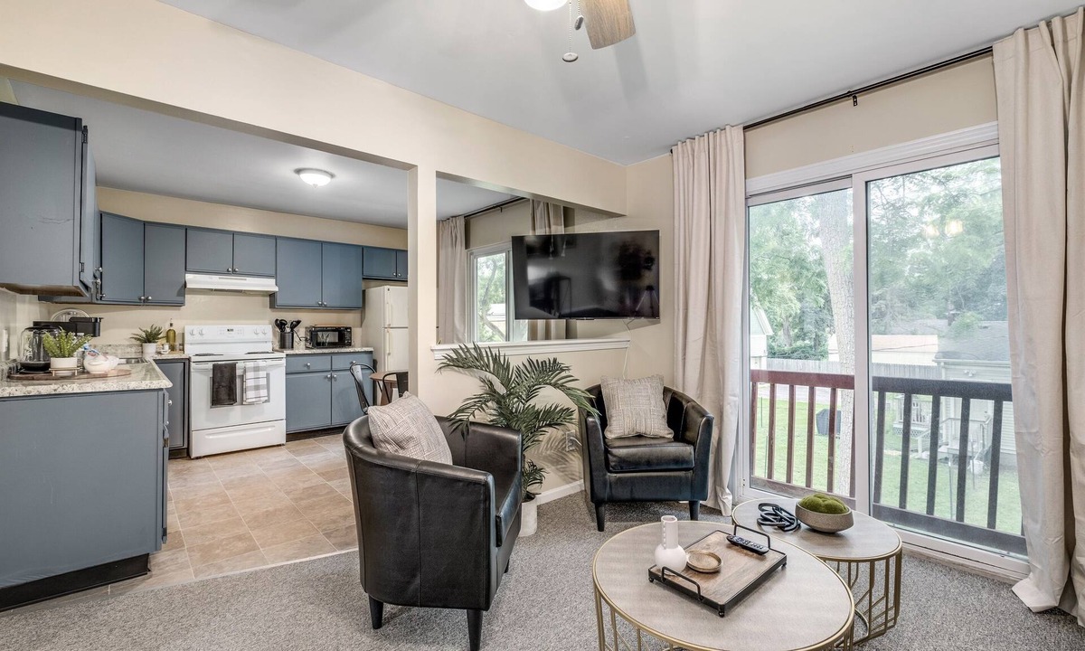 Ypsilanti Apartment | Modern Updated Retreat Near EMU: Full Amenities, Easy Access