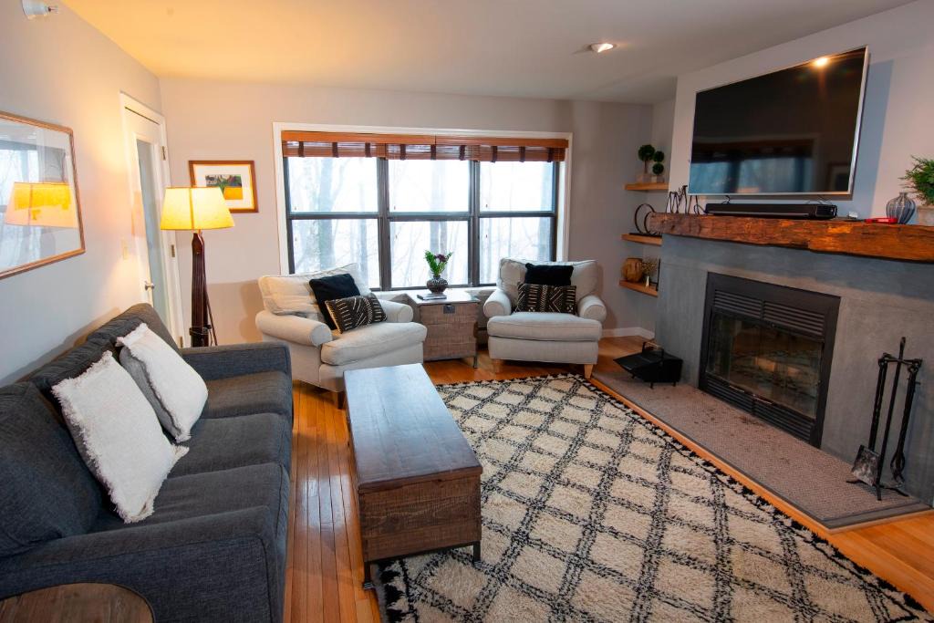Ludlow Apartment | Modern & Updated Winterplace 3Br- Sleeps 12 condo