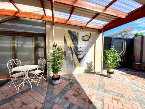 Worcester Apartment | Modern Van Riebeeck Park Accomodation