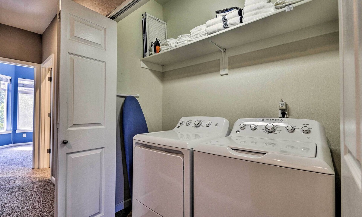 Hough Apartment | Modern Vancouver Townhome - Right on Main St!