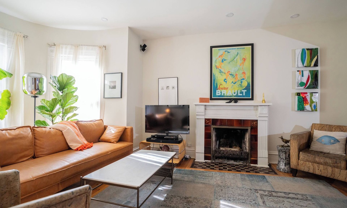 West Highland House | Modern Victorian 3 bedrooms dreamy private garden 1 block to Highlands shopping