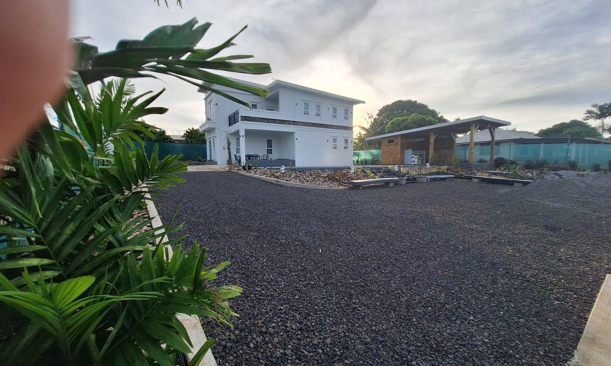 Apia Villa | Modern villa with an elevated landscape overlooking the Ocean.n7 min to Apia