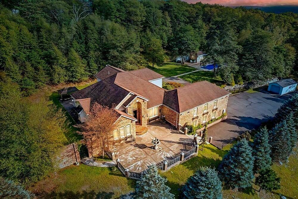 Bushkill Villa | Modern Villa with Sauna, Pool & Panoramic Views in Bushkill, Pennsylvania