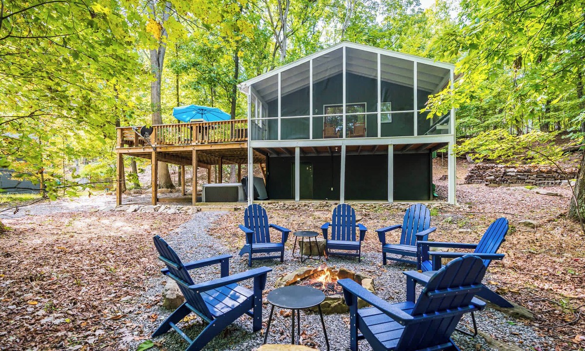Sleepy Hollow Cabin | Modern w/Fire Pit, Deck, Grill & Hot Tub
