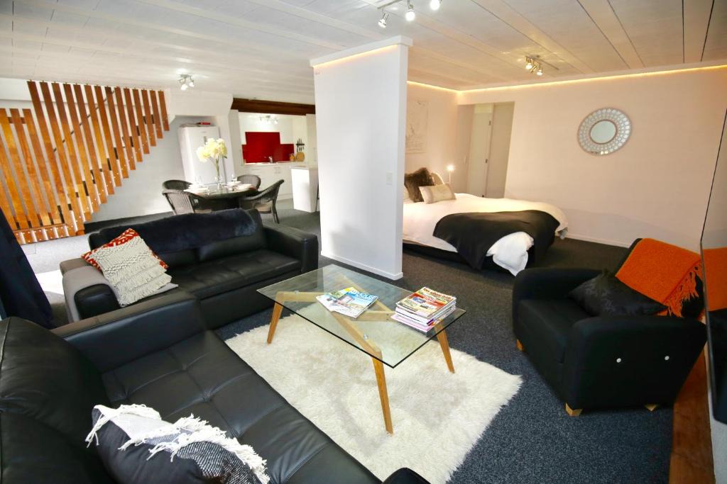 Leamington Apartment | Modern Wall