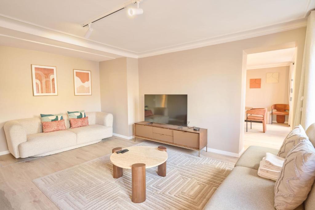 Quartier de la Roquette Apartment | Modern with terrace & 4 spacious bedrooms