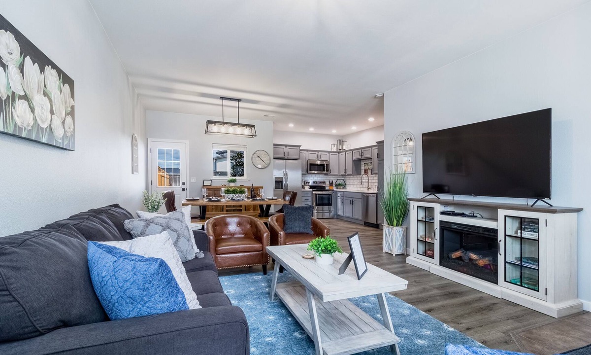 College Place House | Modern WW Valley Retreat- EV Charger, BBQ, Near WWU & Wineries, Large Backyard