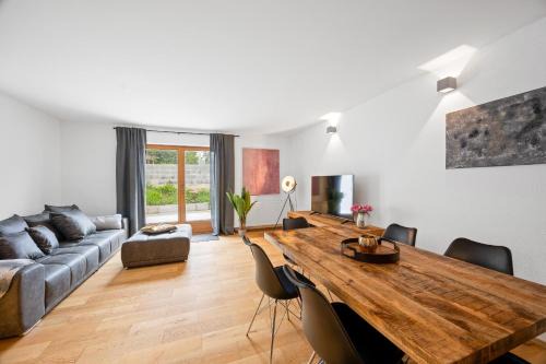 Rohrdorf Apartment | Moderne Ferienwohnung mit Bergblick und großer Terrasse nahe Simssee, Chiemsee und Autobahn A8 Salzburg - München