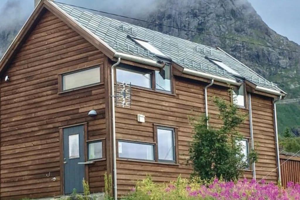 Vagan Apartment | Moderne leilighet med badstue og havutsikt