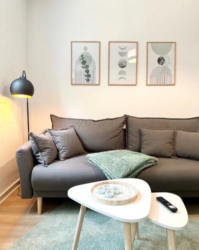 Aschersleben Apartment | Modernes Apartment mit Queensize-Bett, NETFLIX, Küche, Erdgeschoss, Nähe AMEOS Klinik
