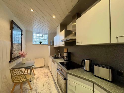 Lorsch Apartment | modernes Monteurhaus mit eigenem Parkplatz & Hof