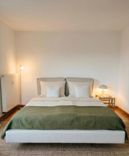Sondern Apartment | Modernes Studio mit Balkon & Seeblick am Biggesee