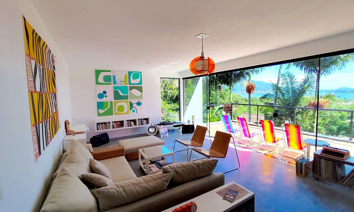 Porto da Lagoa House | Modernist Home with Panoramic Lagoon Views